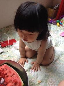 萌宝贝吃瓜,萌宝贝的甜蜜瓜果时光